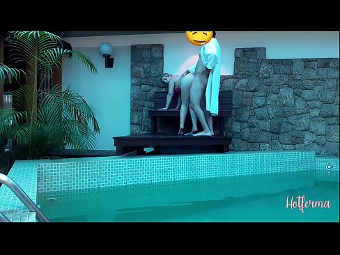 ❤️ O xefe invita a criada á piscina, pero non puido resistirse a un quente Sexo en % gl.mailkassa.ru %