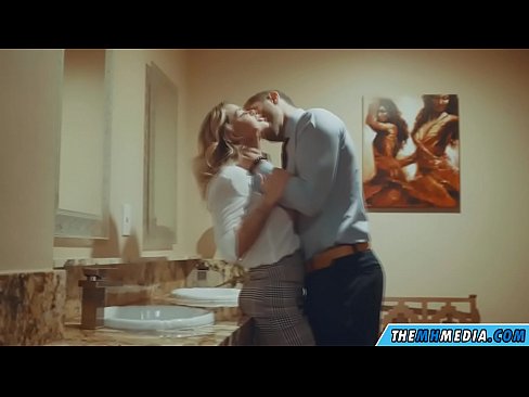 ❤️ Cando unha loura tetona seduce nun baño público Sexo en % gl.mailkassa.ru %